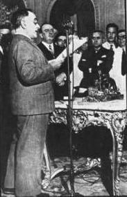 Getúlio Vargas lê a nova Constituição - 1937