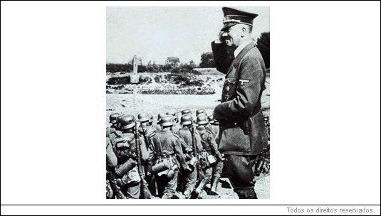 Hitler saúda as tropas que voltavam vitoriosas da Polônia