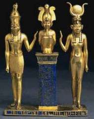 Tríade de Osíris (Horus, Isis, Osíris) em nome de Osorkon II