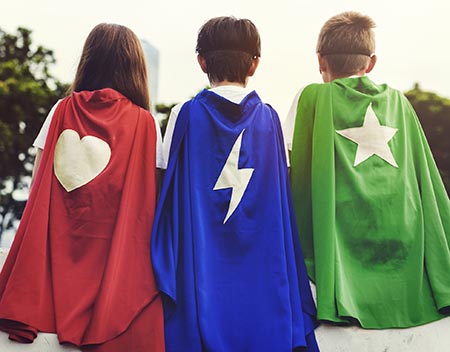 crianças vestidas de super-heróis