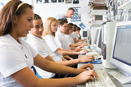 Educação Digital - alunos usando um computador