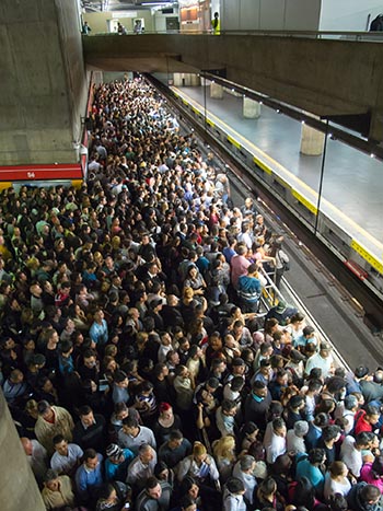 multidão na estação de metrô